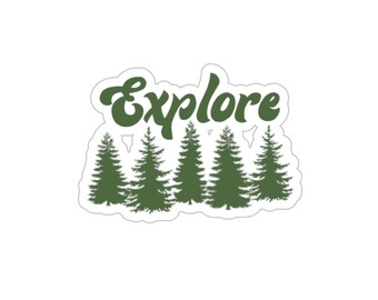 Könnte beinhalten: Grüner Aufkleber mit dem Wort "Explore" in einer Retro-Schriftart über einer Reihe von fünf grünen Kiefern.
