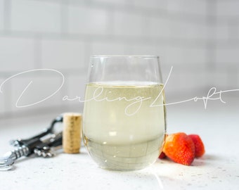 Maqueta de copa de vino sin tallo de 12 oz - Copa de vino blanco sin tallo - Fotografía de producto - Fondo blanco