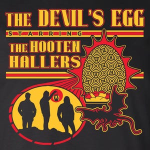 Könnte beinhalten: Ein schwarzes T-Shirt mit einem gelben und roten Grafikdesign. Die Grafik zeigt eine Sonne mit einem großen Ei darin, einen Drachen und drei Figuren, die eine Laterne halten. Der Text "THE DEVIL'S EGG" befindet sich oben auf der Grafik, und "THE HOOTEN HALLERS" befindet sich unter der Sonne.