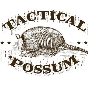 Puede incluir: Una ilustraci&oacute;n de estilo vintage de un armadillo con el texto "Tactical Possum" en un marco ovalado desgastado.