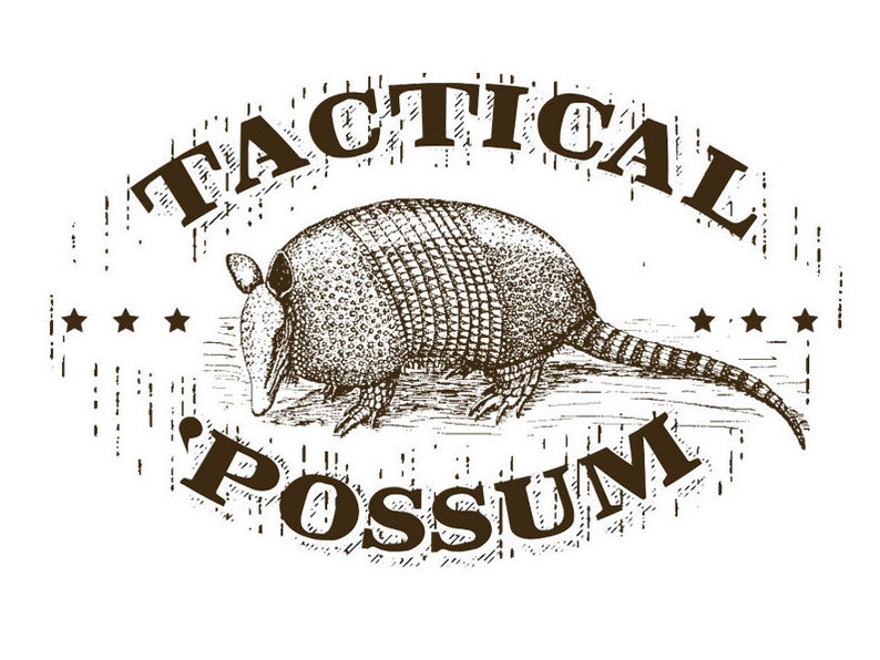 Puede incluir: Una ilustraci&oacute;n de estilo vintage de un armadillo con el texto "Tactical Possum" en un marco ovalado desgastado.