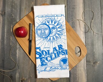 Asciugamano da cucina per eclissi solare totale, regalo per l'Illinois meridionale. Eclissi solare totale 2024, regalo per l'Illinois meridionale, pronto per la spedizione, regalo per meno di 20 dollari.