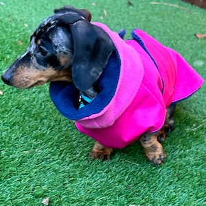 Puede incluir: Un juego de tres tazas de cerámica con un acabado mate moteado. Las tazas son de color crema, gris claro y gris oscuro. Cada taza tiene un diseño simple y minimalista, ideal para café o té.