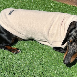 Wasserabweisender Dackel Fleece Pullover: Bestickter Hundemantel