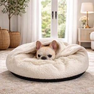 Peut inclure: Une tasse en céramique blanche avec une anse noire et le texte "But First, Coffee" en gras noir. La tasse est posée sur un fond flou, suggérant un cadre chaleureux.