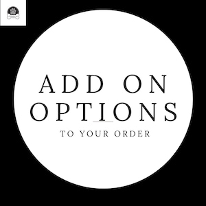Może przedstawiać: Okrągła biała grafika na czarnym tle z czarnym napisem ADD ON OPTIONS TO YOUR ORDER. W lewym górnym rogu znajduje się mały biały kwadrat zawierający ikonę czarnej łapy w kształcie kości z napisem CUDDLE UP.