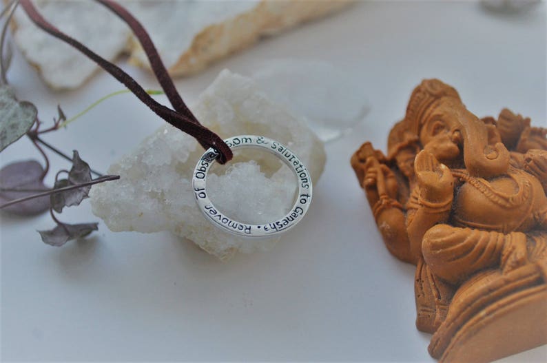 Collana Talismano Yoga Om Mantra In Argento 925 Per Donne - Gioiello Eli Lunghezza 45 Cm, Fatto A Mano, Con Certificato Di Autenticità