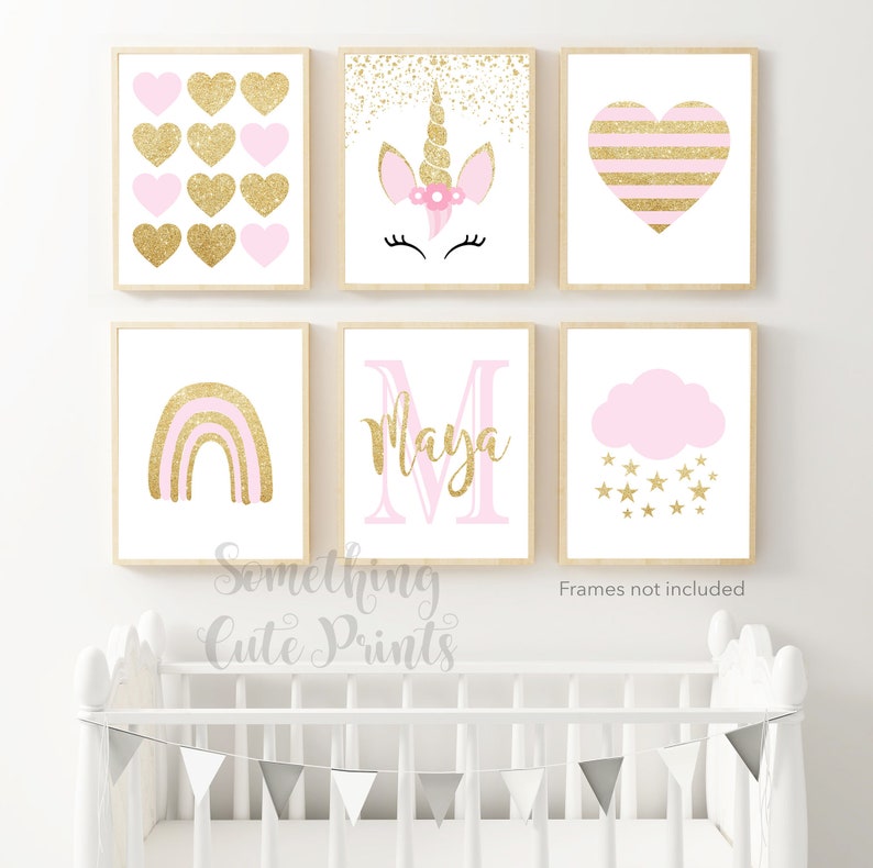 Peut inclure: Ensemble de six impressions de cr&egrave;che rose et or repr&eacute;sentant une licorne, un arc-en-ciel, un c&oelig;ur, un nuage, des &eacute;toiles et une initiale personnalis&eacute;e avec le nom Maya.