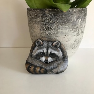 Arte rupestre de mapache pintado a mano: retrato realista de un animal sobre piedra