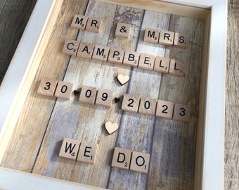 Cadre cadeau personnalisé Scrabble de mariage pour les jeunes mariés Scrabble en bois rustique par Little Jenny Wren