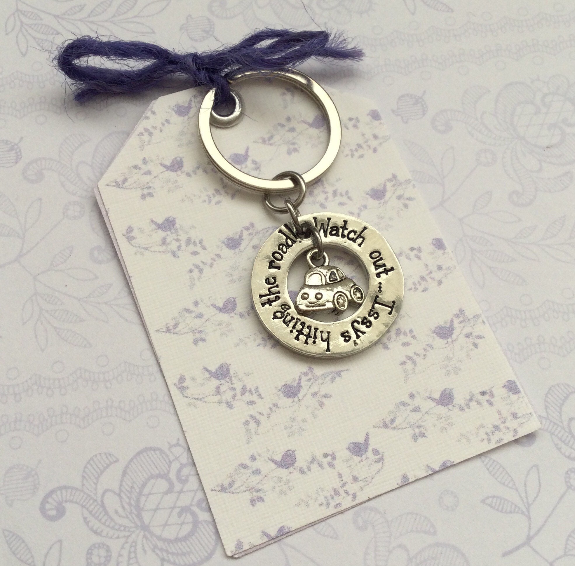 LOViLEE Pass auf dich auf Gold – Portachiavi portafortuna con sacchetto regalo – Regalo fidanzata compleanno patente di guida passato regalo angelo custode auto, Angelo custode argento, 8,0 x 3,0 x