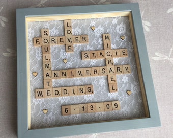 Marco de encaje personalizado para Scrabble, regalo de decimotercer aniversario, de Little Jenny Wren.