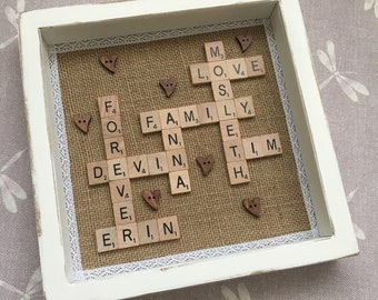 Rustico Scrabble Frame , nomi di famiglia, cornice di scrabble di famiglia, cornice di scrabble shabby chic, parole di scrabble, scrabble hessian