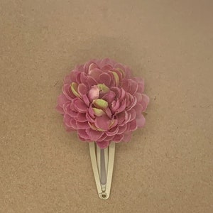 Small mauve single Dahlia