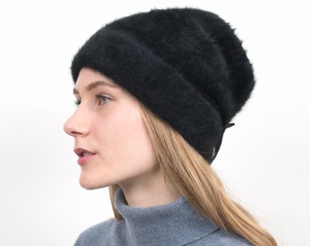 Elegant winter hat made of angora in noble "black". The warming designer beanie provides a cool look on frosty winter days. Lil