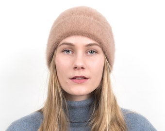 Cuddly winter hat made of angora in noble "alpaca". The warming beanie provides an elegant look on frosty winter days. Lil