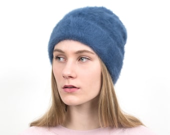 Elegant winter hat made of angora in "denim", the cuddly designer beanie keeps you warm on frosty winter days and makes for a cool look. Lil
