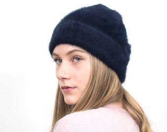 Elegant winter hat made of angora in intense "midnight blue". The warming, light beanie provides an noble look on frosty winter days. Lil