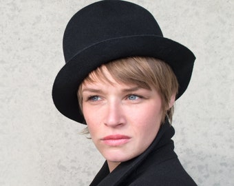 Super light hat with narrow brim of fine smooth felt for a changeable hat styling from classic to extravagant in the colour black, Mika