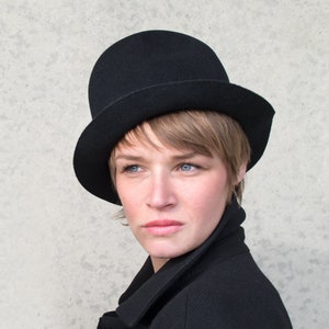 Super light hat with narrow brim of fine smooth felt for a changeable hat styling from classic to extravagant in the colour black, Mika