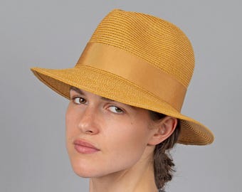 Handmade, very flexible summer fedora made from tightly woven hemp fibre. Elegant straw hat with straight, medium-wide brim, Levante