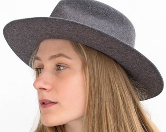 Winter-Fedora made of strong fur felt with a wide brim. This classic and robust men's hat in the colour grey is a handmade unique. Sander