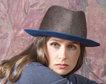 Elegant fedora made of fine fur felt in an androgynous look. Handmade, two-tone designer hat with narrow brim, in the shade mocha/navy.Kimo