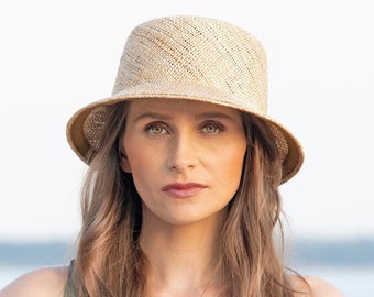 Handgefertigter Damen Strohhut in elegantem Design aus Naturfasern. Leichter Sommerfedora mit ausgestellter, eingefasster Hutkrempe, Fanfan