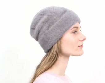 Cuddly winter cap made of angora in elegant grey. The warming, light beanie provides an elegant look on frosty winter days. Lil