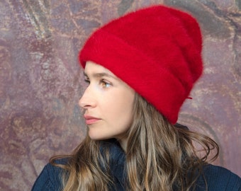 Cuddly winter cap made of angora in bright fire red. The warming, light beanie provides an elegant look on frosty winter days. Lil