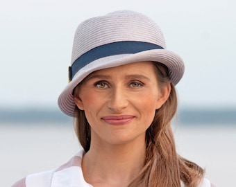 Elegant ladies summer hat made of finely woven straw, in the romantic 20s style. The handmade hat in puristic design is unique. Helen