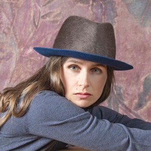 Elegant fedora made of fine fur felt in an androgynous look. Handmade, two-tone designer hat with narrow brim, in the shade mocha/navy.Kimo