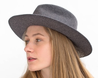 Winter-Fedora made of strong fur felt with a wide brim. This classic and robust men's hat in the colour grey is a handmade unique. Sander