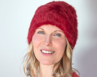 Cuddly winter cap made of angora in noble titian red. The warming, light beanie provides an elegant look on frosty winter days. Lil