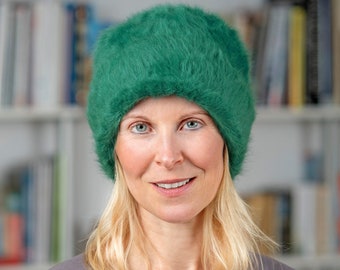 Elegant winter cap made of angora in "green". The soft designer beanie keeps you warm on frosty winter days and makes for a cool look. Lil