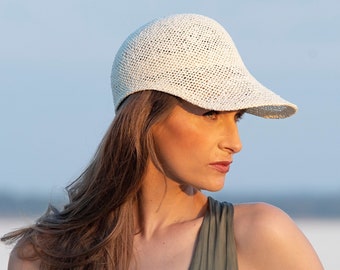 Light sporty summer cap with visor for her/him in elegant design. Handmade from air-permeable paper yarn, in the colour titian red. Ciel