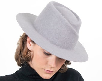 Lightweight fedora made of fine fur felt with asymmetrical crown. Handmade light gray ladies hat in classic design with wide brim. Nono