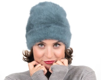 Cuddly winter hat made of angora in noble grey-green. The warming beanie provides an elegant look on frosty winter days. Lil
