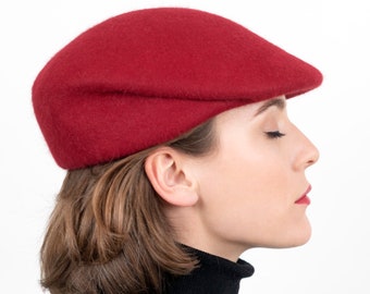 Red cap with sophisticated folding made of felt. Handmade, light and warming designer hat for her/him in minimalism chic. Lou