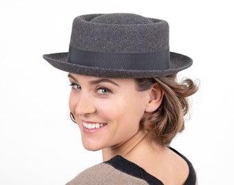 Handmade hat made of strong yet light fur felt in the classic "pork pie" shape. The grey-mottled hat styles her and him. Kess