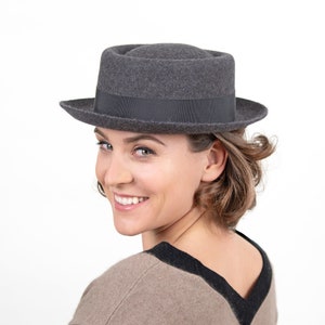 Handmade hat made of strong yet light fur felt in the classic &quot;pork pie&quot; shape. The grey-mottled hat styles her and him. Kess