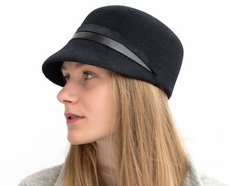 Lightweight, purist cap with a small peak and black leather trim. Elegant, handmade designer model made from fine fur felt, Pepe