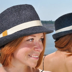 Damen-Fascinator Himmelblau Mit Netz & Federn – Für Hochzeit, Teeparty, Braut (27x16x22 Cm)