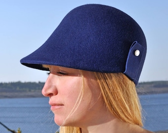 Exclusive designer ladies hat in purist style made of fine, light fur felt. Classic handmade hat with small visor in noble navy blue, Reve