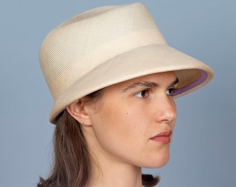 Eleganter, cremefarbener Damen Sommerhut in minimalistischem Design, kurzem asymmetrischen Schirm, aus feinen Strohfasern geflochten, Vence.