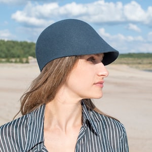 Lightweight, sporty cap made of smooth fur with a small peak in minimalism chic. Ideal for fresh spring or autumn weather, Ciel