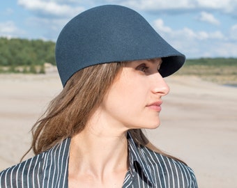 Lightweight, sporty cap made of smooth fur with a small peak in minimalism chic. Ideal for fresh spring or autumn weather, Ciel