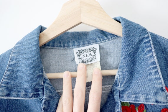 Super cute vintage cropped denim jacket with patc… - image 4