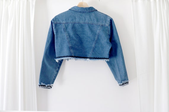 Super cute vintage cropped denim jacket with patc… - image 5