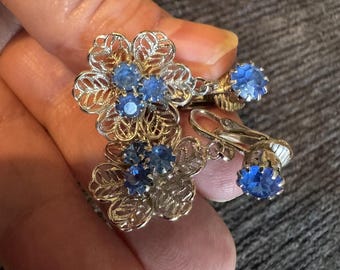 Boucles d'oreilles pendantes argentées vintage avec fleur en filigrane avec strass bleus